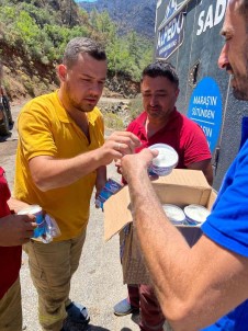 Marmaris'te Yangin Söndürme Ekiplerine Maras Dondurmasi Ikram Edildi