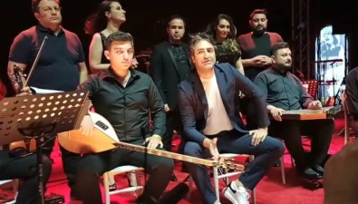 Ses Sitemini Kapatinca Kirmizigül Çiplak Sesle Konser Verdi