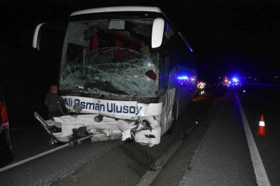 Tosya'da Otomobil Ile Otobüs Kafa Kafaya Çarpisti Açiklamasi 2 Ölü 16 Yarali