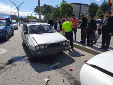 Erzincan'da Trafik Kazasi Açiklamasi 3 Yarali