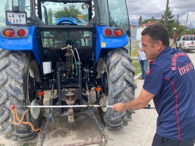 Traktöre Giren 1,5 Metrelik Yilan Panige Neden Oldu