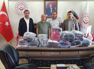 YDV Erzurum'dan Gençlere Bayram Hediyesi Açiklamasi 55 Takim Esofman