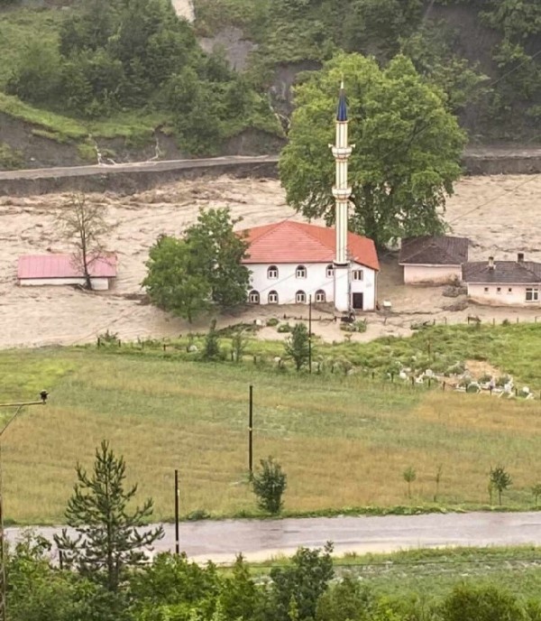 Kastamonu, Bartın, Sinop ve Zonguldak'ta sel felaketi: Köprüler yıkıldı, evleri su bastı! Uyarılar peş peşe geldi