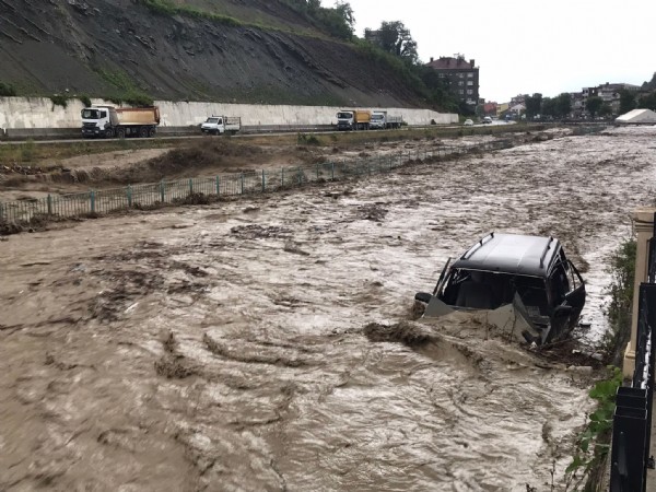 Kastamonu, Bartın, Sinop ve Zonguldak'ta sel felaketi: Köprüler yıkıldı, evleri su bastı! Uyarılar peş peşe geldi