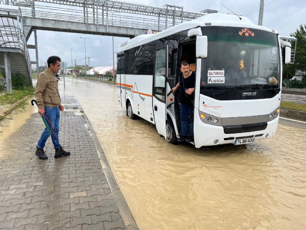 Kastamonu, Bartın, Sinop ve Zonguldak'ta sel felaketi: Köprüler yıkıldı, evleri su bastı! Uyarılar peş peşe geldi