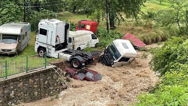 Kastamonu, Bartın, Sinop ve Zonguldak'ta sel felaketi: Köprüler yıkıldı, evleri su bastı! Uyarılar peş peşe geldi