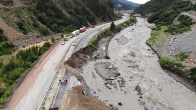 Çay Yataginda Çogalan Su Kara Yolunu Çökertti