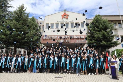 ERÜ Havacilik Ve Uzay Bilimleri Fakültesi Yeni Mezunlarini Verdi
