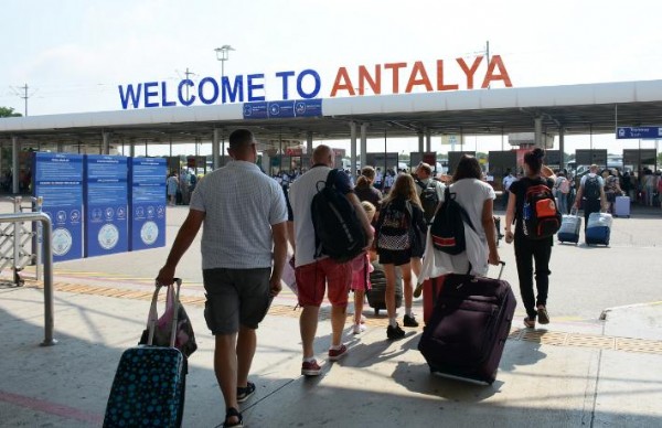 Akın akın geliyorlar! Antalya Havalimanı'nda, bir günde uçuş rekoru kırıldı!