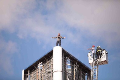 50 Metre Yüksekligindeki Reklam Tabelasina Çikti, 3 Saatte Ikna Edildi