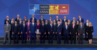NATO'da liderler bir arada; Aile fotoğrafı çekildi ve zirveye geçildi Haberi