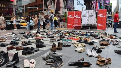 New York'un Times Meydanı'na 15 Temmuz şehitleri anısına 251 çift ayakkabı konuldu Haberi