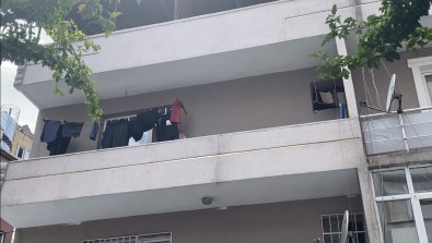 (Özel) Istanbul'da Çifte Ölüm Açiklamasi Iki Arkadas Yatakta Çiplak Ve Sarilmis Halde Bulundu