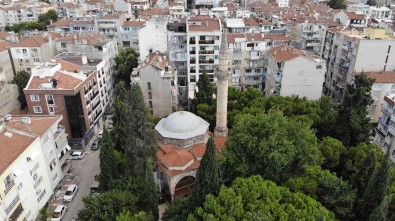 Tarihe Meydan Okuyan Cami Rutubete Yenik Düsüyor