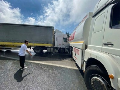 TEM'de 11 araç birbirine girdi! İstanbul istikameti trafiğe kapandı!