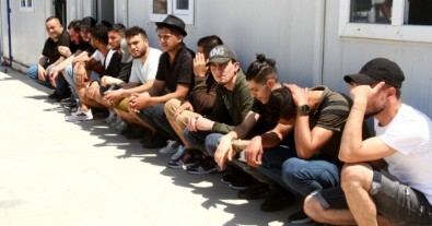 Düzensiz göçmenlerin imdadına Sahil Güvenlik yetişti!