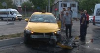 Gaziosmanpasa'da Acele Eden Taksi Ile Kamyonet Çarpisti Açiklamasi 3 Yarali