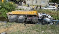 İBB'ye bağlı kamyon Beykoz'da su kanalına devrildi!