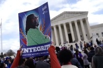 ABD Yüksek Mahkemesi'nin Ilk Siyahi Kadin Yargici Yemin Etti