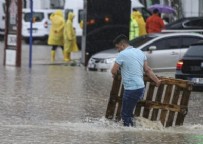 Ankara'da sel can aldı! Cadde ve sokaklar göle döndü!