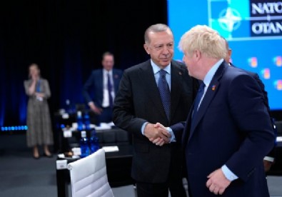 NATO zirvesinde renkli anlar! Boris Johnson şaşkına döndü