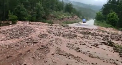 Saganak Ve Dolu Sonrasi Yol Ulasima Kapandi