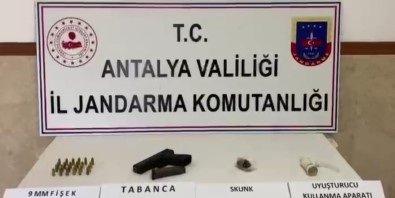 Süphelinin Terk Ettigi Araçta Uyusturucu Ve Tabanca Bulundu