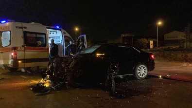 Sivas'ta Hafif Ticari Araç Ve Otomobil Çarpisti Açiklamasi 1'I Agir 5 Yarali
