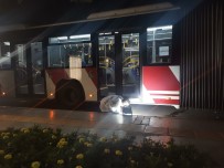 Izmir'de Içinde Yolcular Bulunan Belediye Otobüsüne Mermi Isabet Etti