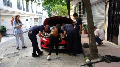 Beyoglu'nda Otomobilin Motoruna Yavru Kedi Sikisti