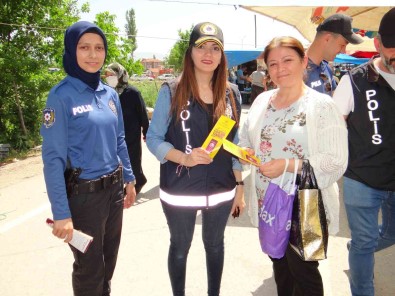 Gölpazari Ilçe Pazarinda Kadinlara KADES Bilgilendirmesi Yapildi