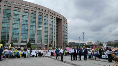 Ilkokul Ögrencilerinden Çaglayan Adliyesi Meydaninda Çevre Haftasi Etkinligi