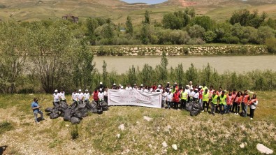 'Nehri Sanatla Yikamak Projesi' Çerçevesinde Ögrenciler Çoruh Nehri Etrafinda Çöp Topladi