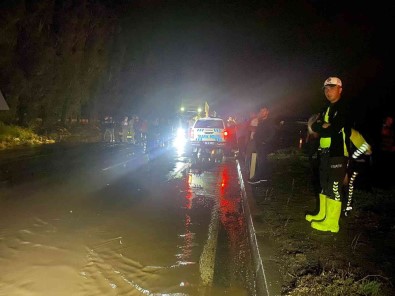 Sel Nedeniyle Kapanan Nevsehir-Aksaray Karayolu Trafige Yeniden Açildi