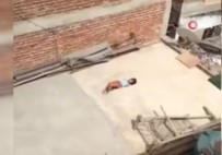 Hindistan'da 5 Yasindaki Çocuga Akil Almaz Ceza Açiklamasi Iple Baglayip Günesin Altinda Biraktilar