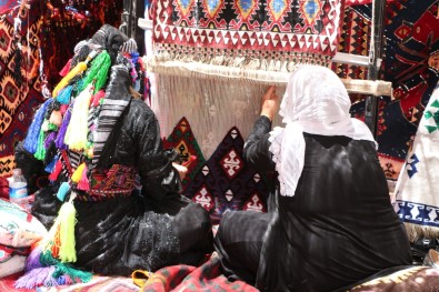 Iki Kisi 45 Günde 1 Tane Dokuyabiliyor