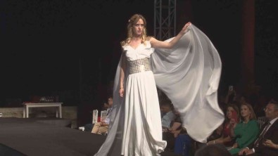 Izmir'de 'Tarihi' Defile Açiklamasi Tüm Gelir Lösemili Çocuklarin Ailelerine Aktarilacak