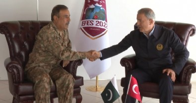 Bakan Akar, Pakistan Genelkurmay Başkanı Raza ile bir araya geldi!