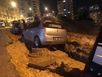 Bilecik'te Saganak Sonrasi Yol Çöktü, 5 Araç Hasar Gördü