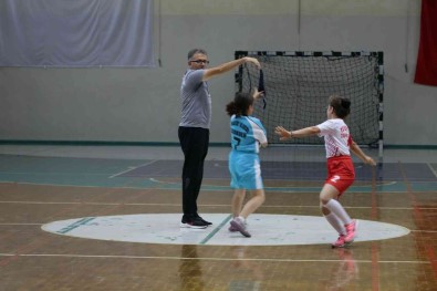 Manisa'da 10 Bin Ögrenci Geleneksel Mendil Kapmaca Oynadi