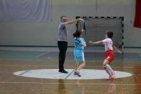 Manisa'da 10 Bin Ögrenci Geleneksel Mendil Kapmaca Oynadi