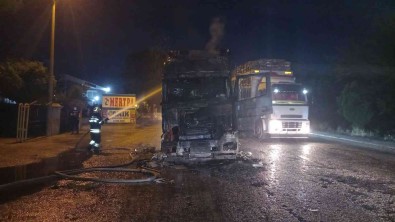 Manisa'da Seyir Halindeki Tir Yandi, Sürücü Son Anda Kurtuldu