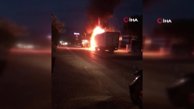 Seyir Halindeki Tir Yandi, Sürücü Son Anda Kurtuldu