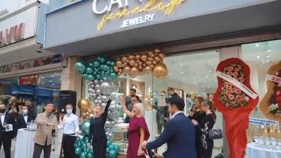 Ukraynali Mankenler, Canli Müzikler Ile 100 Milyon Dolar Buhar Oldu