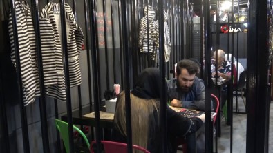 Iran'da Hapishane Konseptli Kafeye Yogun Ilgi