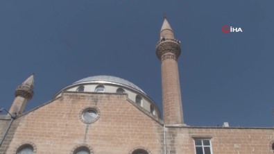 Minareden Sokaga 5 Kiloluk Tas Parçasi Düstü