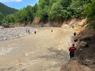 Selde Kaybolan Genç, 37 Kilometrelik Mesafede Araniyor