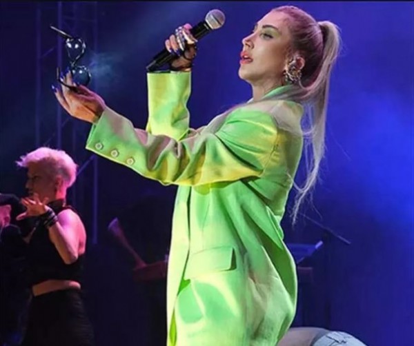 Hande Yener'den ilginç tespit!