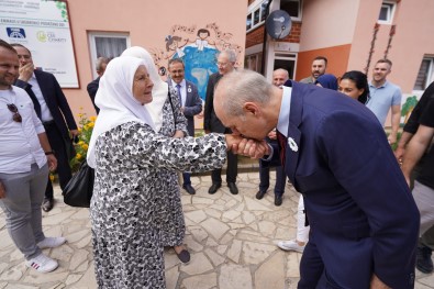 AK Parti Genel Baskan Vekili Kurtulmus, Srebrenitsa Annelerini Ziyaret Etti