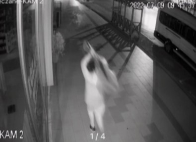 Pendik'te Dükkana Giren Hirsizlar 95 Bin TL'lik Elektronik Malzeme Çalip Kaçti